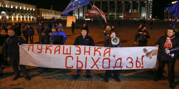 Weißrussische Demonstranten am Wahlabend in Minsk