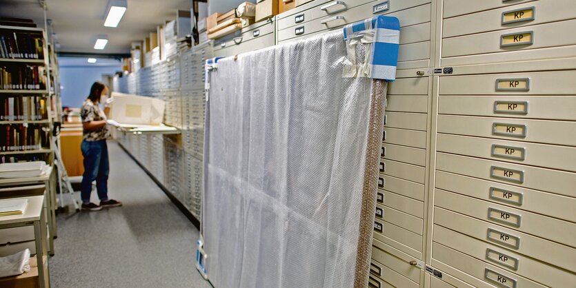 Ein historisches Gemälde des Künstlers Bernhard Winter steht verpackt in der Sammlung des Stadtmuseums Oldenburg.