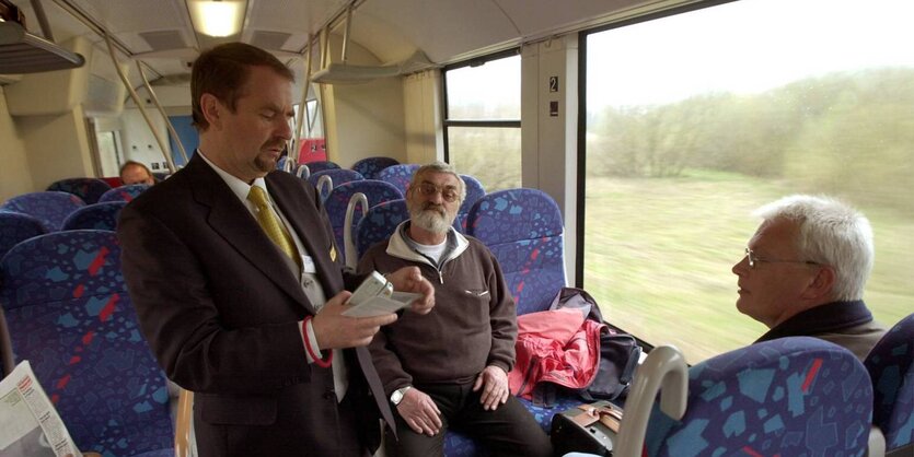 Fahrkartenkontrolle in einer Regionalbahn