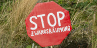 Ein Protestschild, auf dem steht: Stop Zwangsräumung