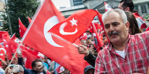 Demonstranten mit türkischen Nationalflaggen