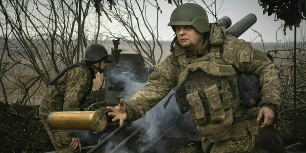 Ukrainische Soldaten der 71. Jägerbrigade feuern eine Haubitze M101 auf russische Stellungen an der Frontlinie.