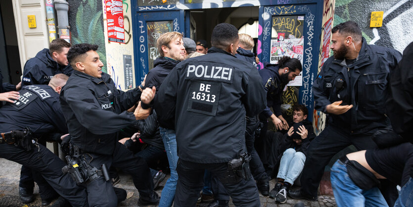 Aktivisten und Nachbarn protestieren in der Wrangelstraße 63 in Kreuzberg mit einer Sitzblockade gegen die Zwangsräumung des 69-jährigen Mieters Reinhard, der seit 1979 in der 1-Zimmerwohnung lebt. Mehrere Polizisten versuchen die Blockade aufzulösen