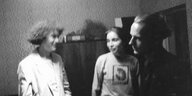 Eine verschwommene und verrauschte Aufnahme von den drei Musikern der Band Cukor Bila Smert’ (Zucker Weißer Tod)