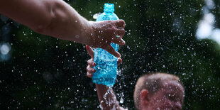 Wasserflasche und Kind im Sommer