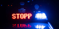 Das Wort «Stopp» ist auf dem Dach eines Polizeiwagens zu lesen