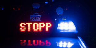 Das Wort «Stopp» ist auf dem Dach eines Polizeiwagens zu lesen