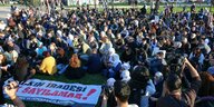 Menschen bei einer Demonstration in der Türkei