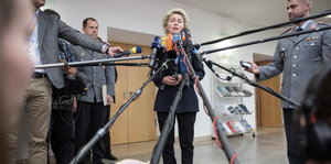 Bundesverteidigungsministerin Ursula von der Leyen (CDU) spricht im Verteidigungsministerium in Berlin zur Lage in kundus.