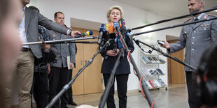 Bundesverteidigungsministerin Ursula von der Leyen (CDU) spricht im Verteidigungsministerium in Berlin zur Lage in kundus.