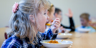 Kinder beim Mittagessen