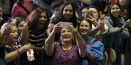 Die mexikanische Präsidentschaftskandidatin Xochitl Galvez macht Selfies mit ihren Unterstützerinnen