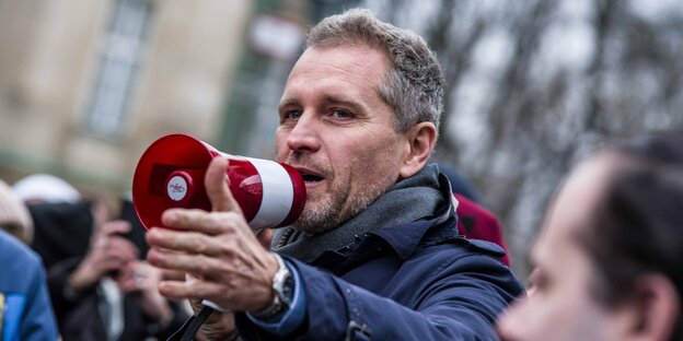 Petr Bystron met een Querdenker-demo in januari 2021