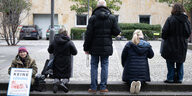 Abtreibungsgegner der Aktion «40 Tage für das Leben» beten nahe der Beratungsstelle pro familia.