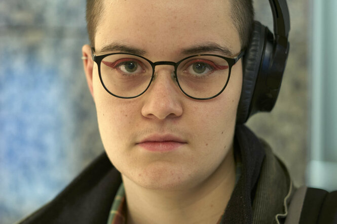 Porträtfoto einer jungen Person mit Brille