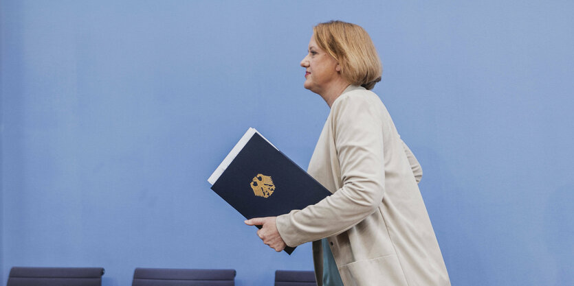 Lisa Paus Buendnis 90/Die Gruenen, aufgenommen nach der Pressekonferenz zur Einigung bei der Kindergrundsicherung im August 2023