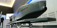 Ein Ausstellungsstück eines Taurus KEPD 350 Marschflugkörpers ist im Showroom des Rüstungsunternehmens MBDA ausgestellt.