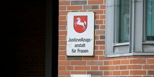 Schild der JVA Vechta, in der die frühere RAF-Terroristin Daniela Klette inhaftiert ist