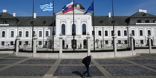 Ein alter Mann vor dem Präsidentenpalast in Bratislava