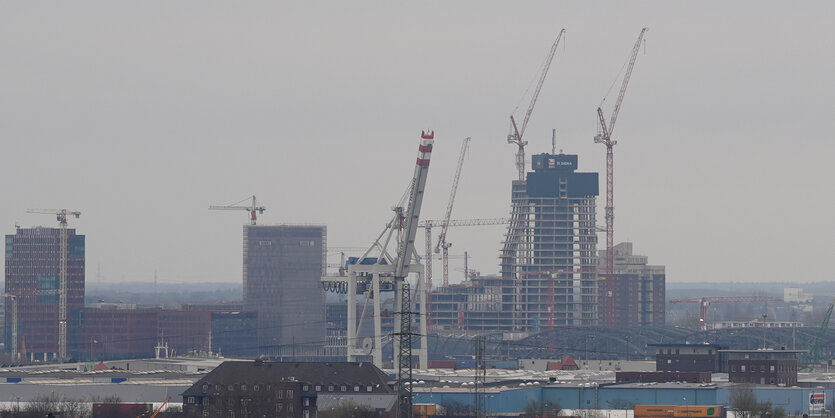 Eine Hochhaus-Baustelle aus der Ferne