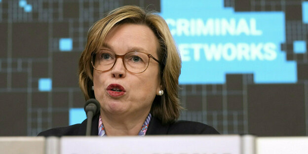 De uitvoerend directeur van Europol, Catherine De Bolle, doet verslag van een mediaconferentie over het onderzoek naar het Europol-rapport over het criminele gedrag van internet in de Europese Unie