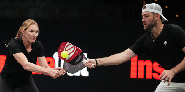 Steffi Graf draagt ​​een Jack Sock met zijn haar tijdens het spelen van de bal