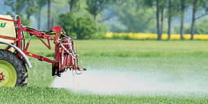 Trecker verspüht Pestizide