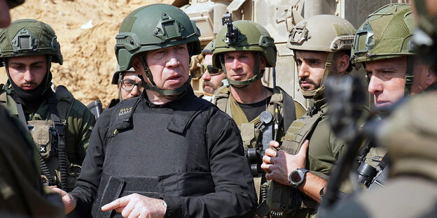 Joav Galant (M), minister van Defensie van Israël, onderzoekt Solaten in de noordelijke Gazastrook