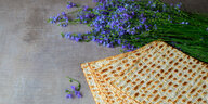 Traditionelle jüdische koschere Matzo mit Blumen.