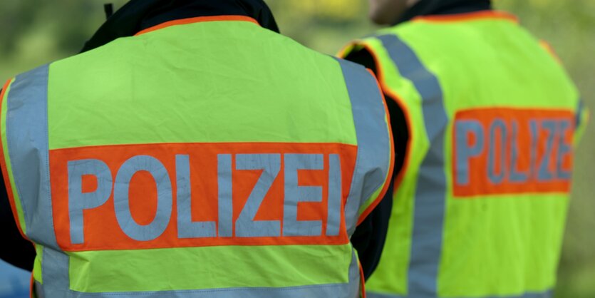 Polizisten in Warnwesten