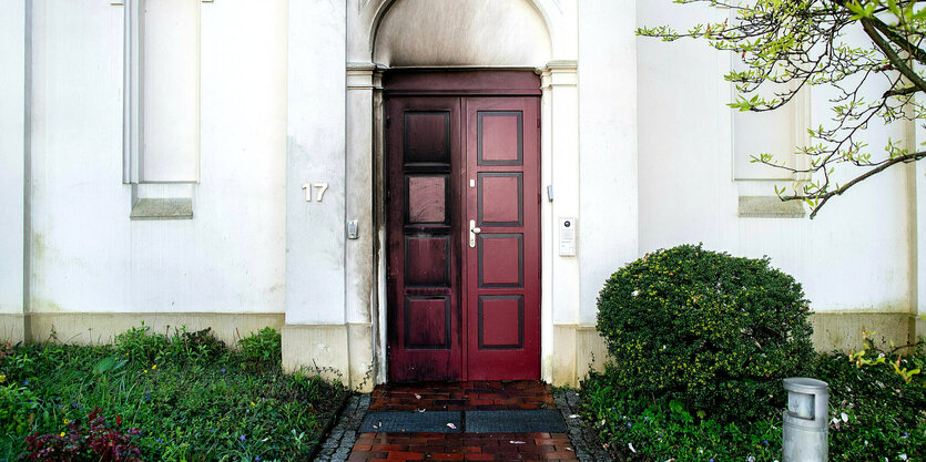 Eine durch einen Brand geschwärzte Tür der Synagoge Oldenburg