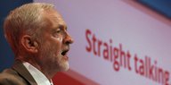 Labour-Parteichef Jeremy Corbyn im Profil, hinter ihm die Aufschrift "Straight Talking"