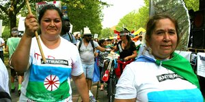 Zwei Frauen, die T-shirts tragen mit der Aufschrift "Antiracism", laufen bei einer Demonstration mit