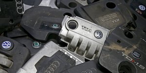 Viele Diesel-Motorabdeckungen von Skoda, VW und Audi auf einem Haufen