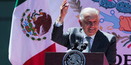Mexikos Präsident Lopez Obrador steht auf einem Podium und winkt