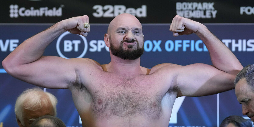 Tyson Fury mit nacktem Oberkörper zeigt seine beeindruckenden Muskeln