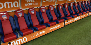 Die leere Trainerbank im Stadion des FC Heidenheim