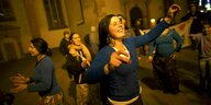 Frauen tanzen lachend währen einer Demonstration