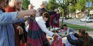 Menschen sortieren Kleider