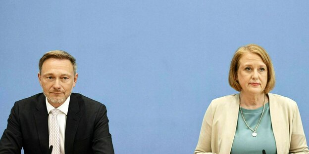 Christian Lindner und Lisa Paus vor blauen Hintergrund während einer Pressekonferenz