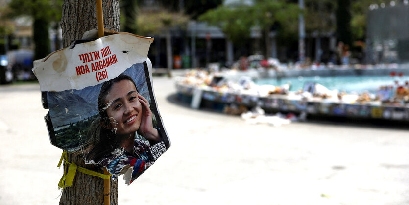 Am Dizengoff Platz in Tel Aviv hängt ein Plakat mit dem Porträt einer Frau, die von der Hamas entführt wurde