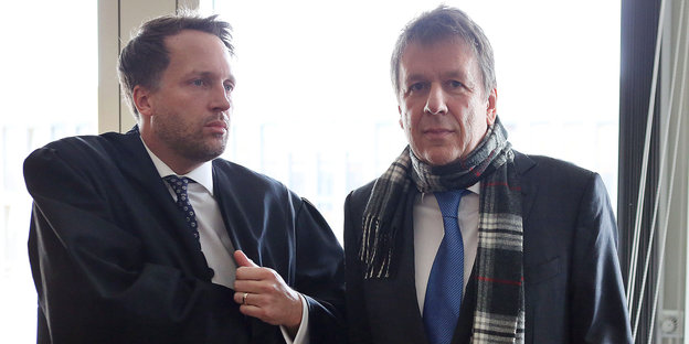 Jörg Kachelmann steht neben seinem Anwalt, beide gucken angespannt