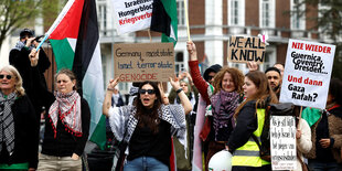 Eine Gruppe von Demonstranten steht mit Schildern vor dem Gerichtshof auf denen steht: We all know, Germany racist state Israel terror State, Nie weider: Guernica, Coventry, Dresden... Und dann Gaza Rafah ?