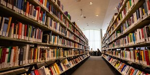 Regale mit Büchern in der ZLB