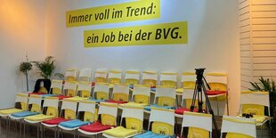 Leere Stühle im BVG-Job-Store