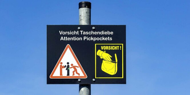 Ein Schild warnt vor Taschendieben.