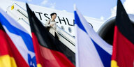 Deutsche und israelische Flaggen wehen vor dem Flugzeug in Tel Aviv, aus dem Annalena Baerbock steigt