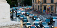 Sehr viele Autos stauen sich auf einer Straße in Rom.