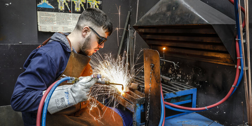 Auszubildende in Metallberufen hier beim Schweissen