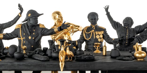 Eine Tischgesellschaft aus Bronze in Schwarz en Gold